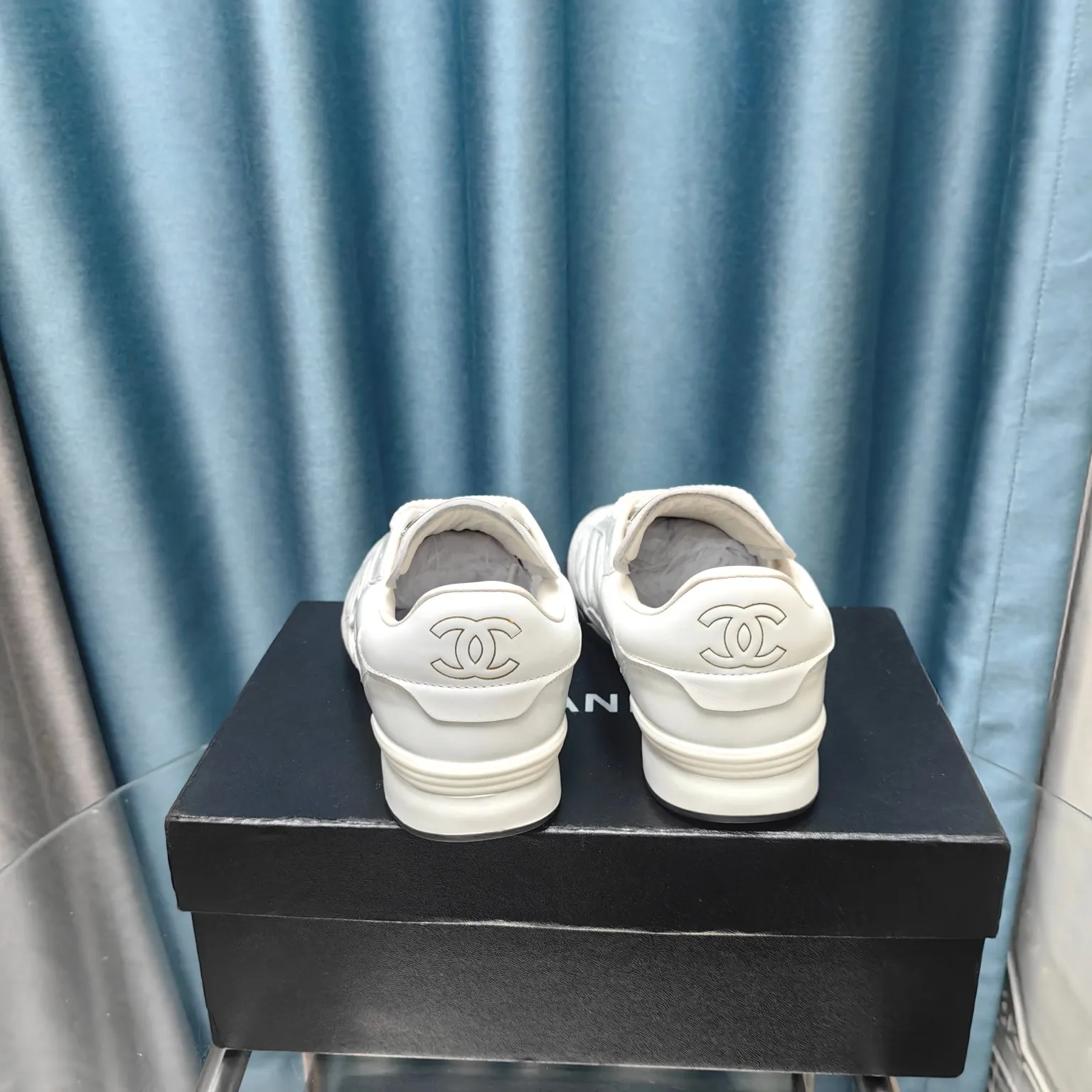 👟👟Ex-factory price 520👟👟 Chanel Chanel - 2024 counter top casual sports shoes This classic design; the upper is electro-embroidered with a variety of techniques; the outsole is fashionable and sporty; it is unusual to incorporate a variety of color matching elements... The diversified mix and match is very beautiful and versatile, casual, fashionable, sports and outdoor can be taken into account... ꫛꫀꪝ Go➫ Material: ❶Upper made of: Original imported mixed-breed sheep ❷Inside made of: original imported breathable sheepskin ❸Outsole based on: original T👟👟factory price U outsole Special counter boutique packaging complete set for women 35–41
